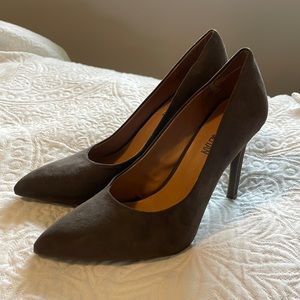 Cosmopolitan brown suede pointed heels